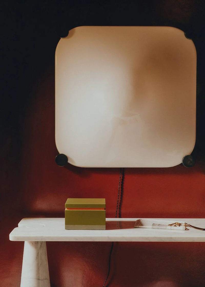 Low two-tone lacquered box