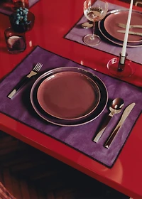 100% resin-coated linen placemat with contrasting overlock stitching