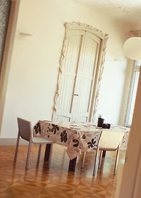 Floral-print linen tablecloth for 8 to 10 diners
