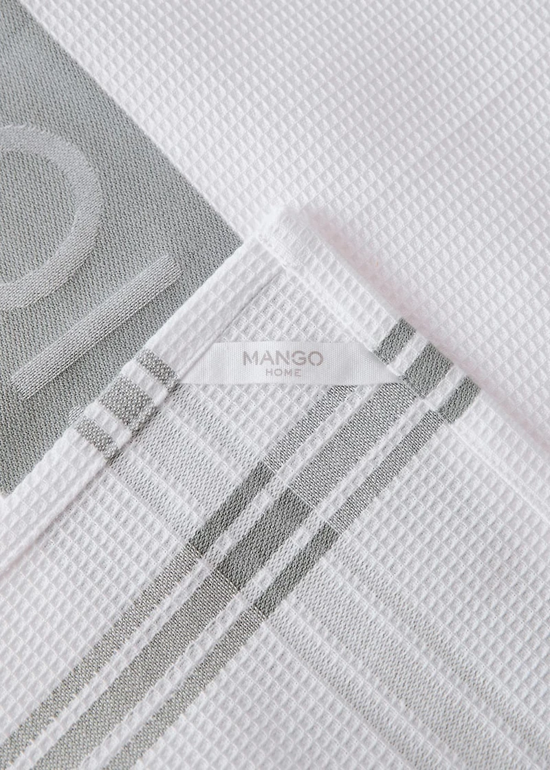 Two-tone cotton kitchen towels with the word 'delicious'