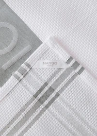 Two-tone cotton kitchen towels with the word 'delicious'