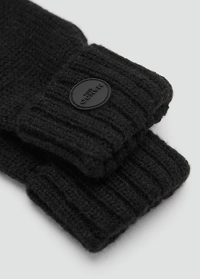 Knitted gloves