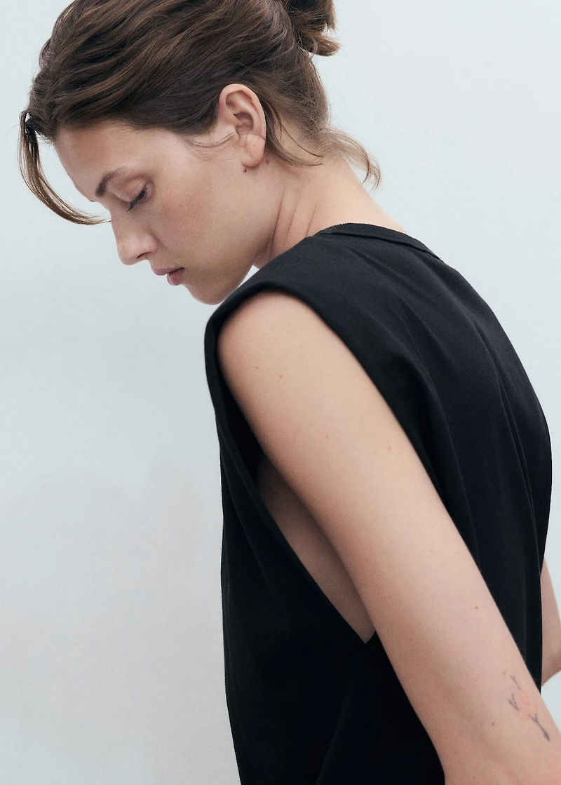 Short-sleeved t-shirt with shoulder pads