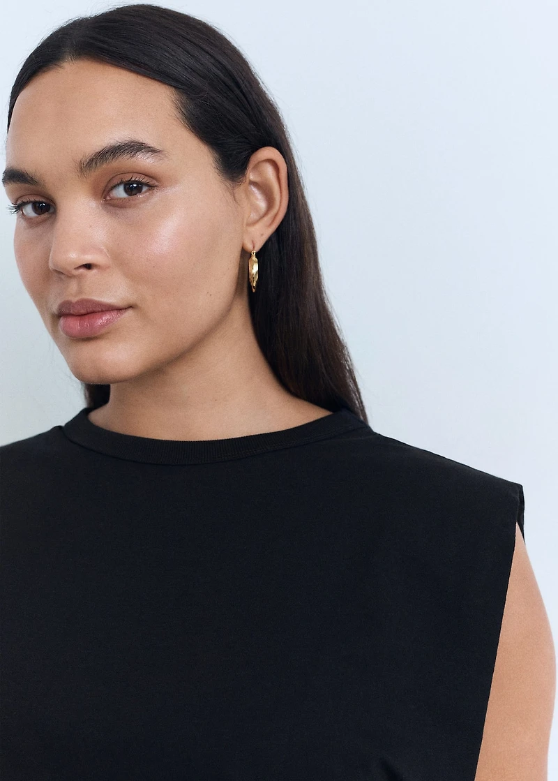Short-sleeved t-shirt with shoulder pads
