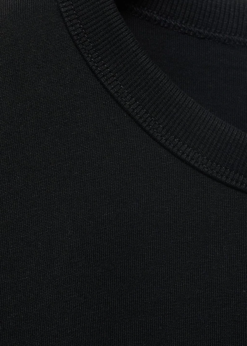 Short-sleeved t-shirt with shoulder pads