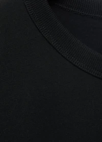 Short-sleeved t-shirt with shoulder pads