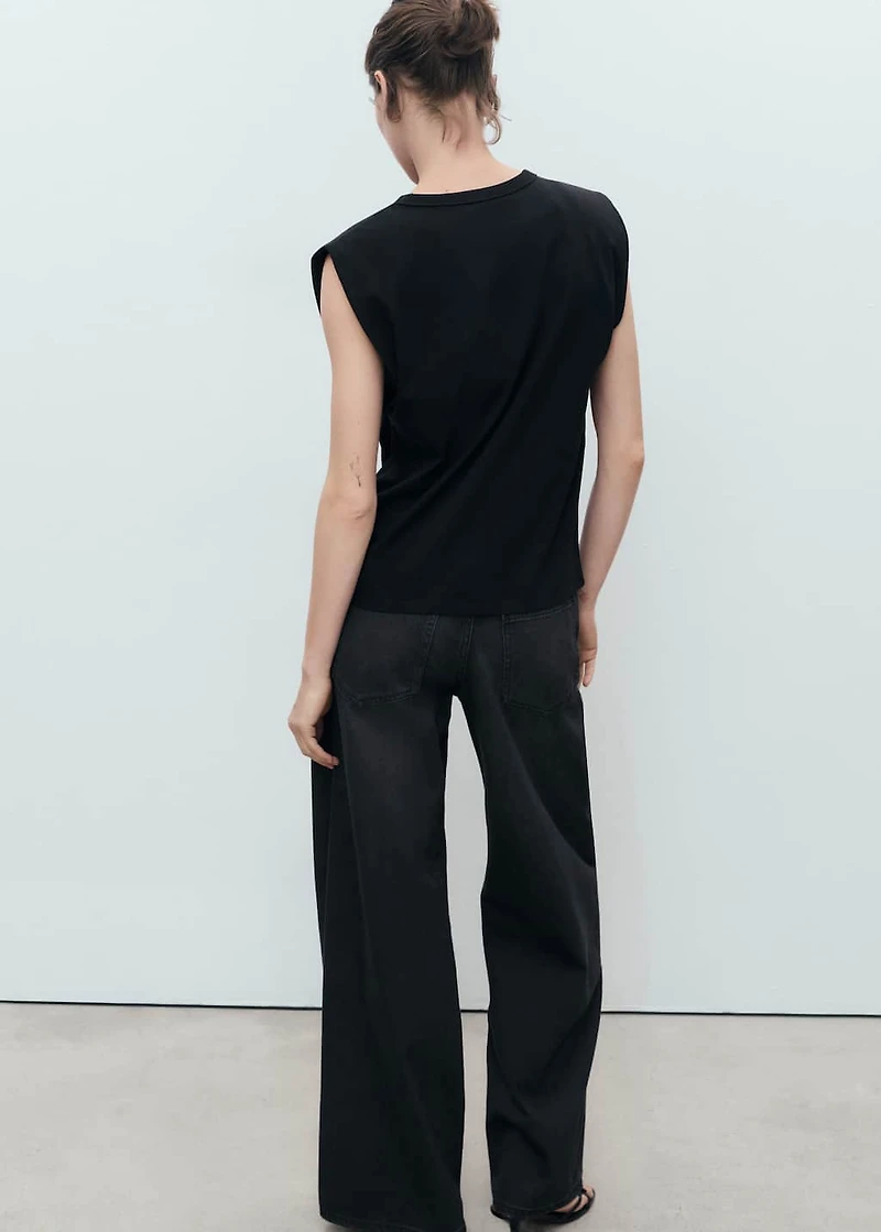 Short-sleeved t-shirt with shoulder pads