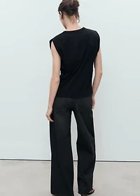 Short-sleeved t-shirt with shoulder pads