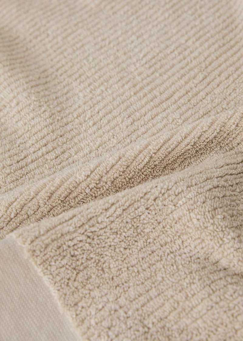 Textured bath towel with fringes