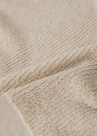 Textured bath towel with fringes