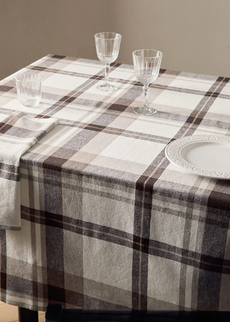 Cotton linen checked tablecloth for 6 to 8 diners