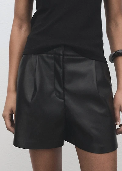 Skin-effect pleated shorts