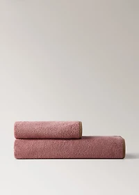Children's bath towel with contrasting trim