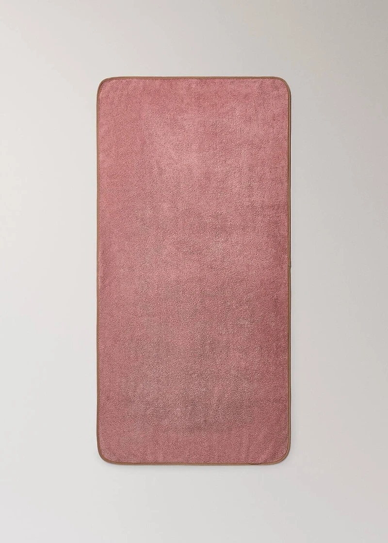 Children's bath towel with contrasting trim