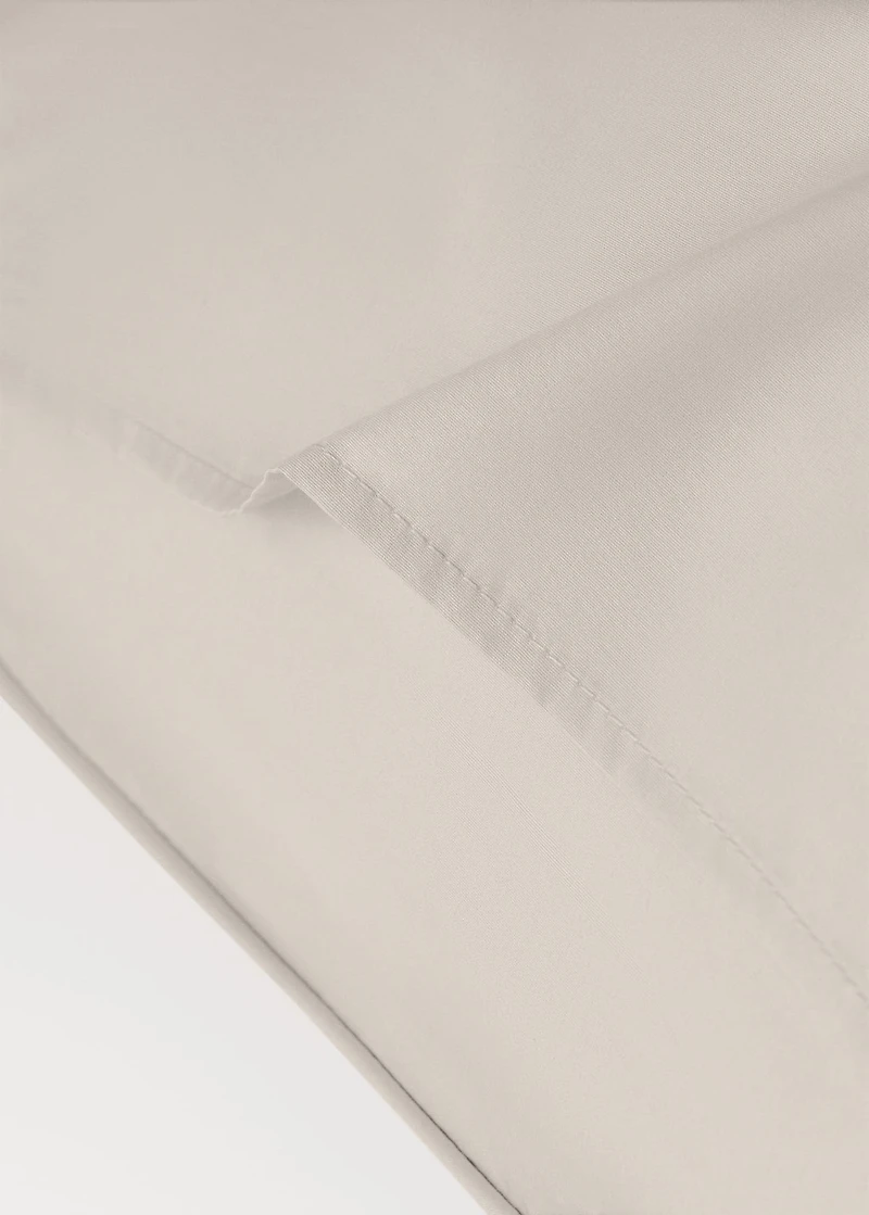 Two 500-thread count cotton percale pillowcases with rounded piping detail 60x60 cm
