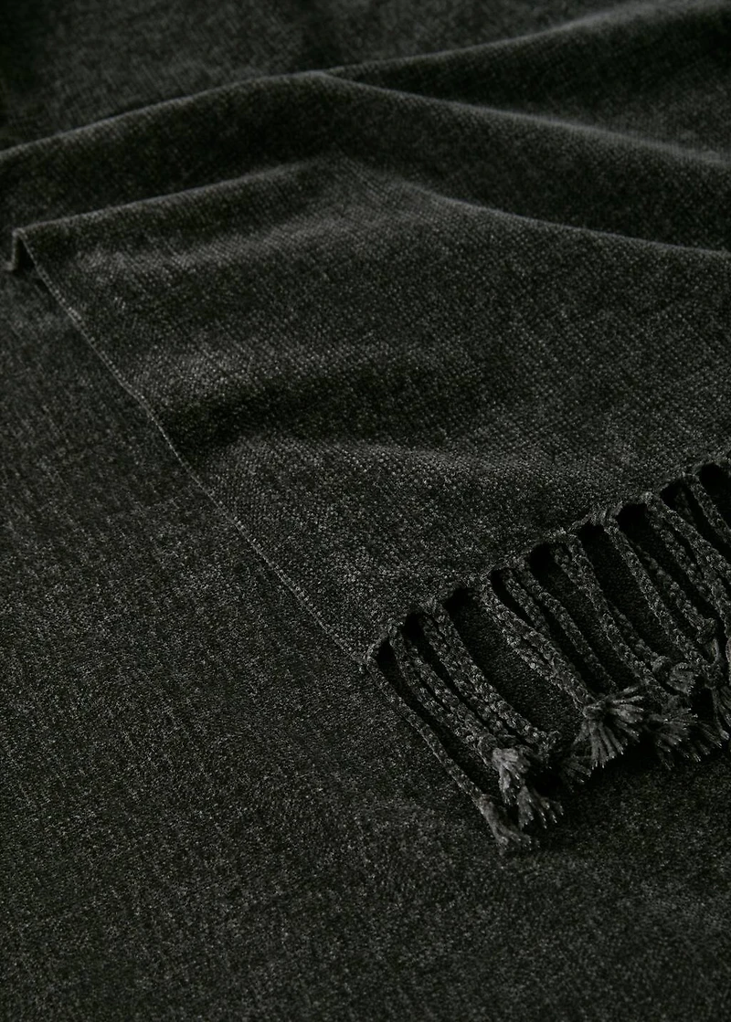 Chenille blanket with fringes