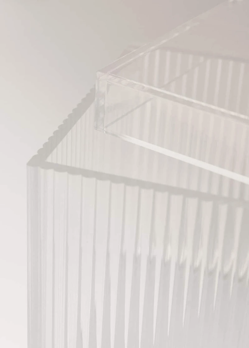 Medium transparent box
