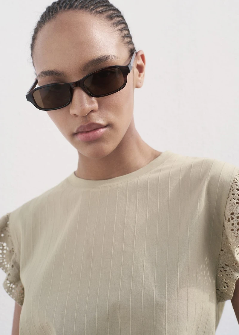 Short-sleeved t-shirt with ruffled English embroidery detail