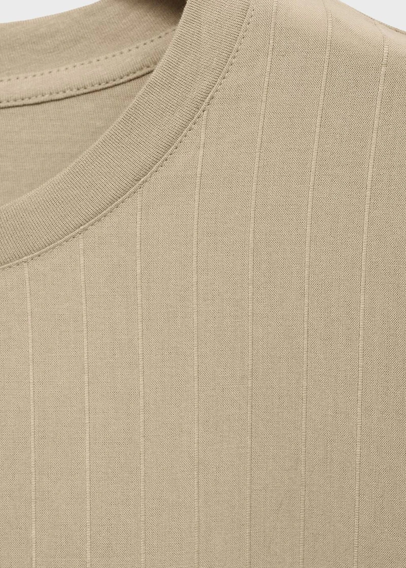 Short-sleeved t-shirt with ruffled English embroidery detail