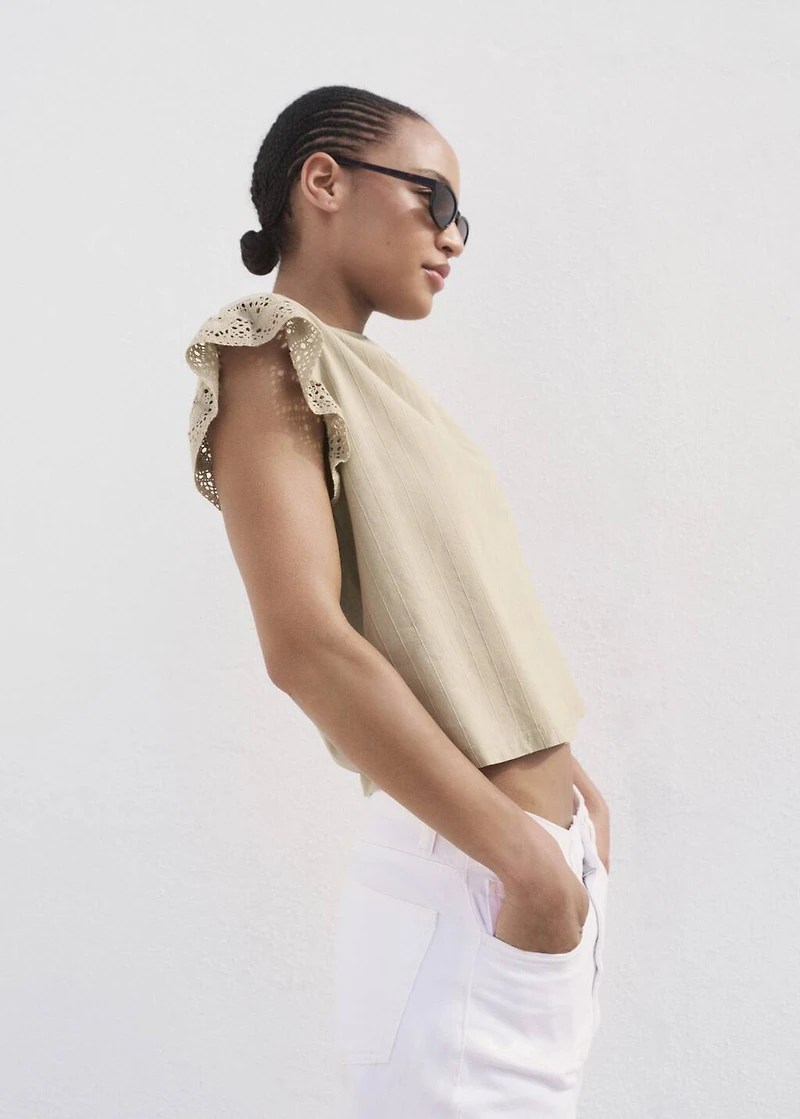 Short-sleeved t-shirt with ruffled English embroidery detail