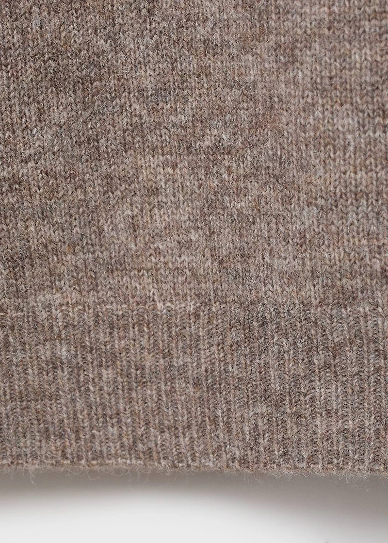 Round-neck knitted sweater