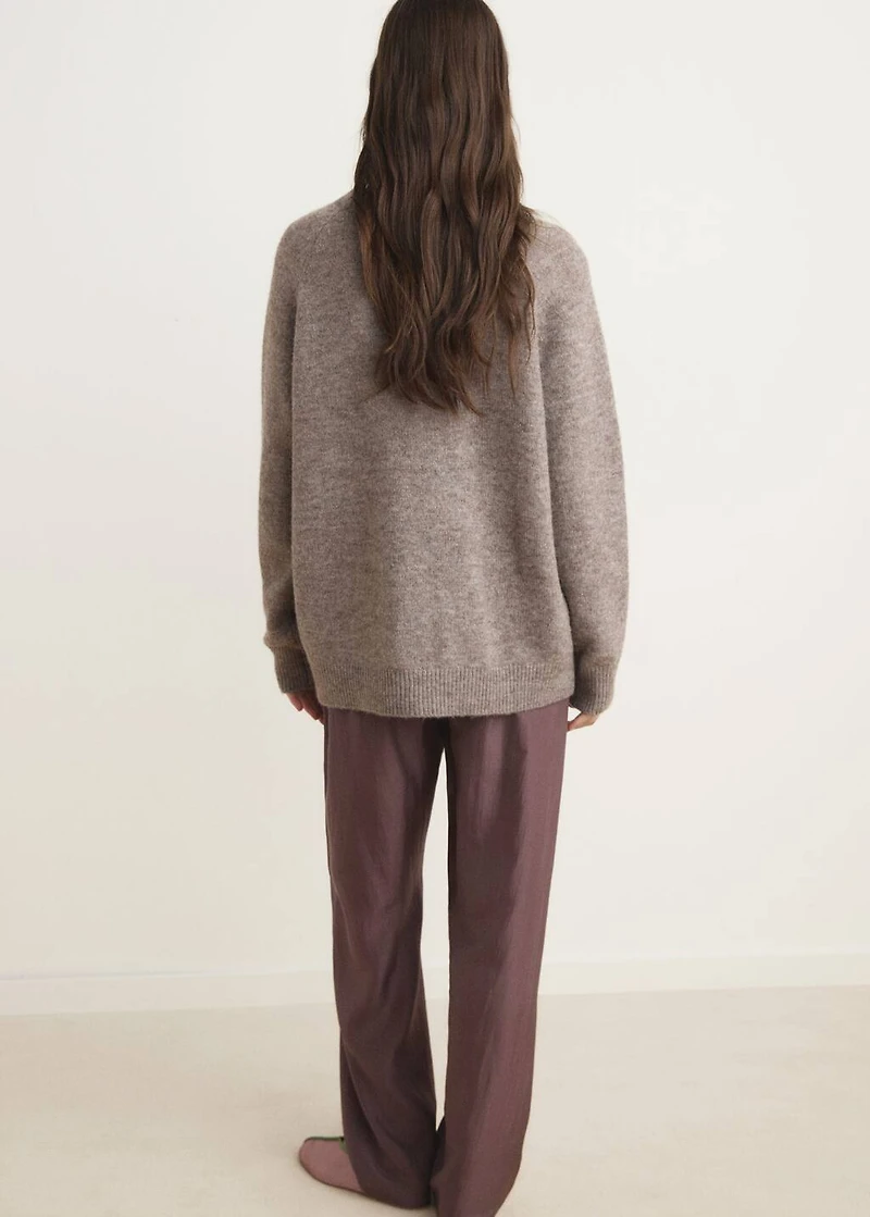 Round-neck knitted sweater