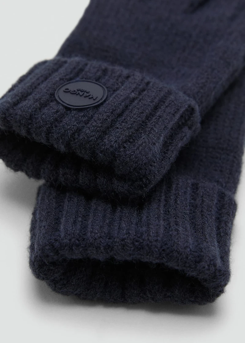 Knitted gloves