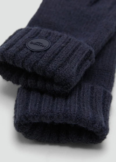 Knitted gloves