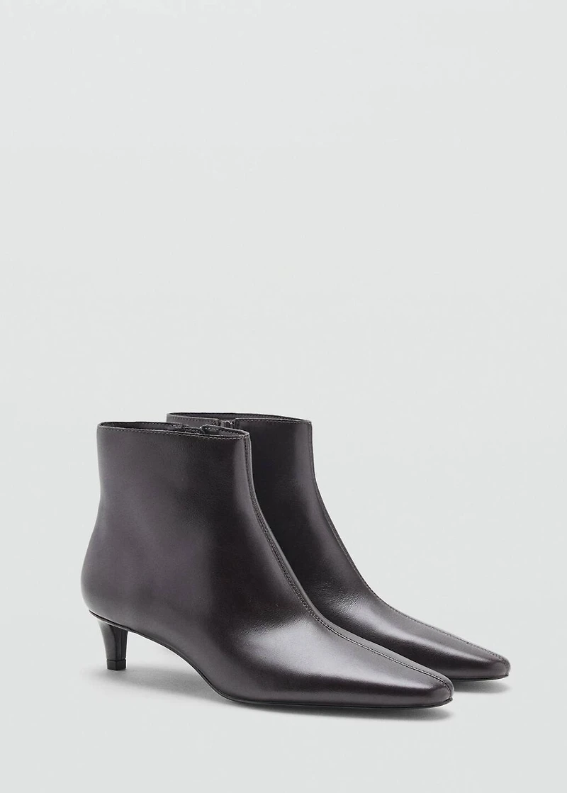 Leather boots with kitten heels