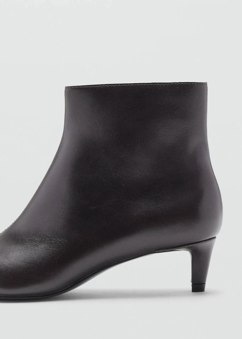 Leather boots with kitten heels