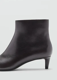 Leather boots with kitten heels