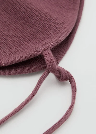 Knitted bonnet with tassel