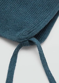 Knitted bonnet with tassel