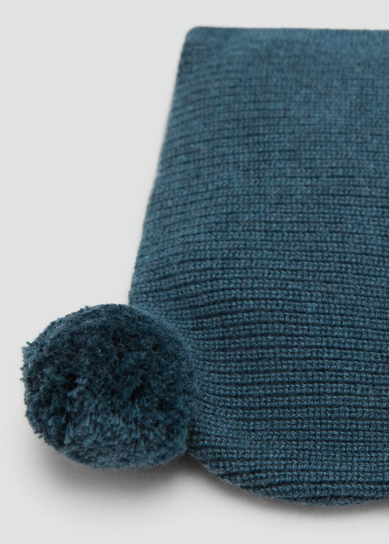 Knitted bonnet with tassel