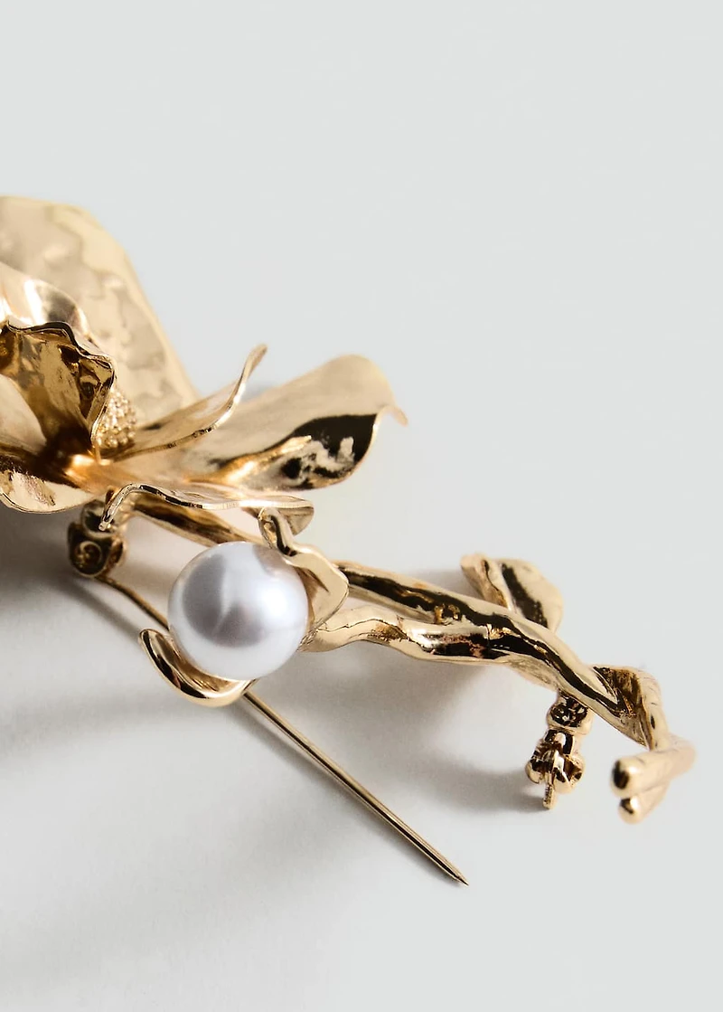 Flower brooch