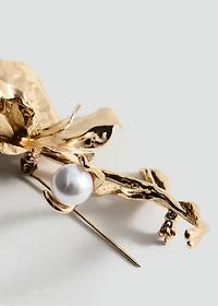 Flower brooch