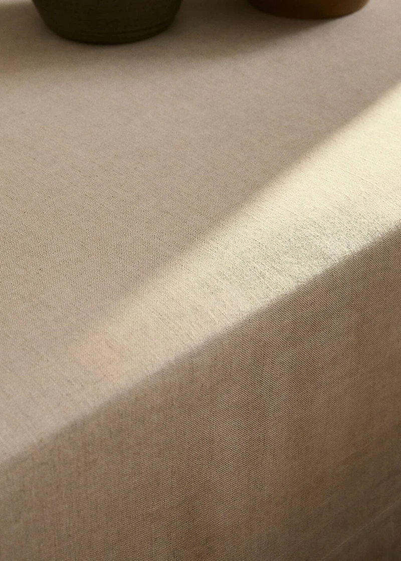 Linen tablecloth for 6 to 8 diners