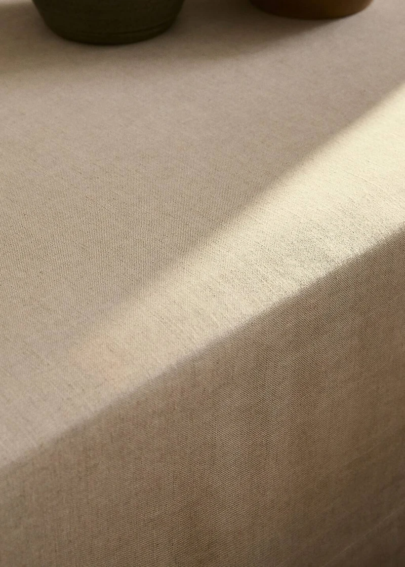 Linen tablecloth for 6 to 8 diners