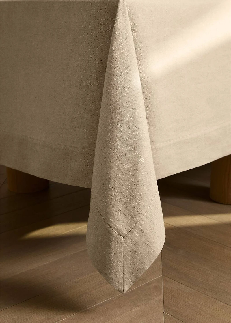 Linen tablecloth for 6 to 8 diners