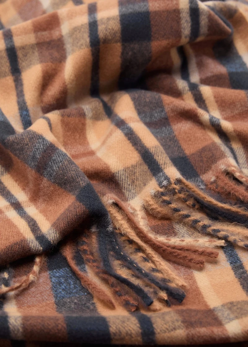 Check scarf with fringed ends