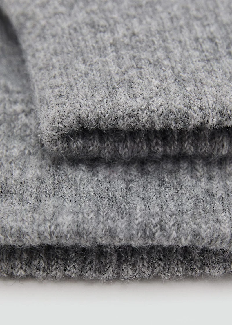 Knitted gloves