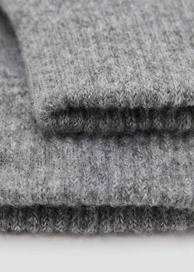 Knitted gloves