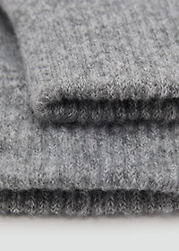 Knitted gloves