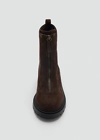 Zipped leather ankle boots
