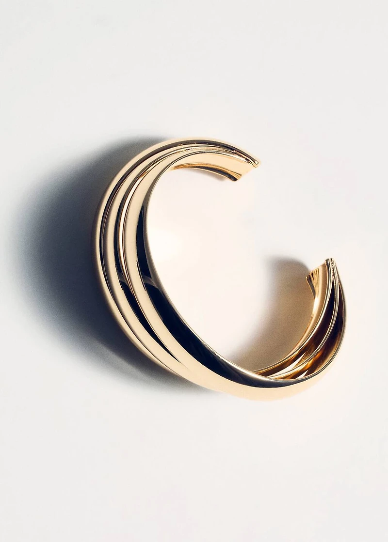 Rigid bracelet with relief