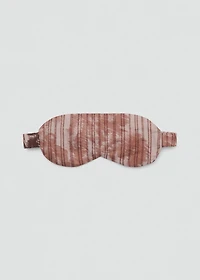 Eye mask with blurred pattern