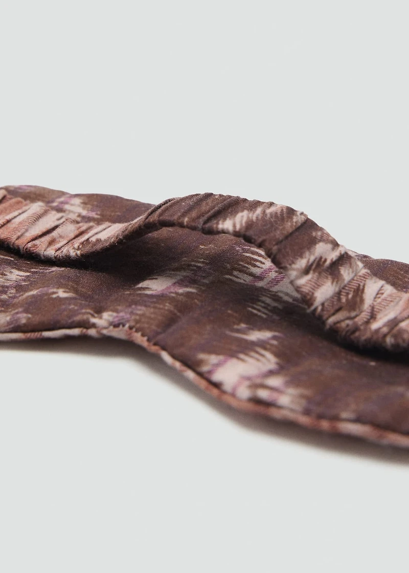 Eye mask with blurred pattern