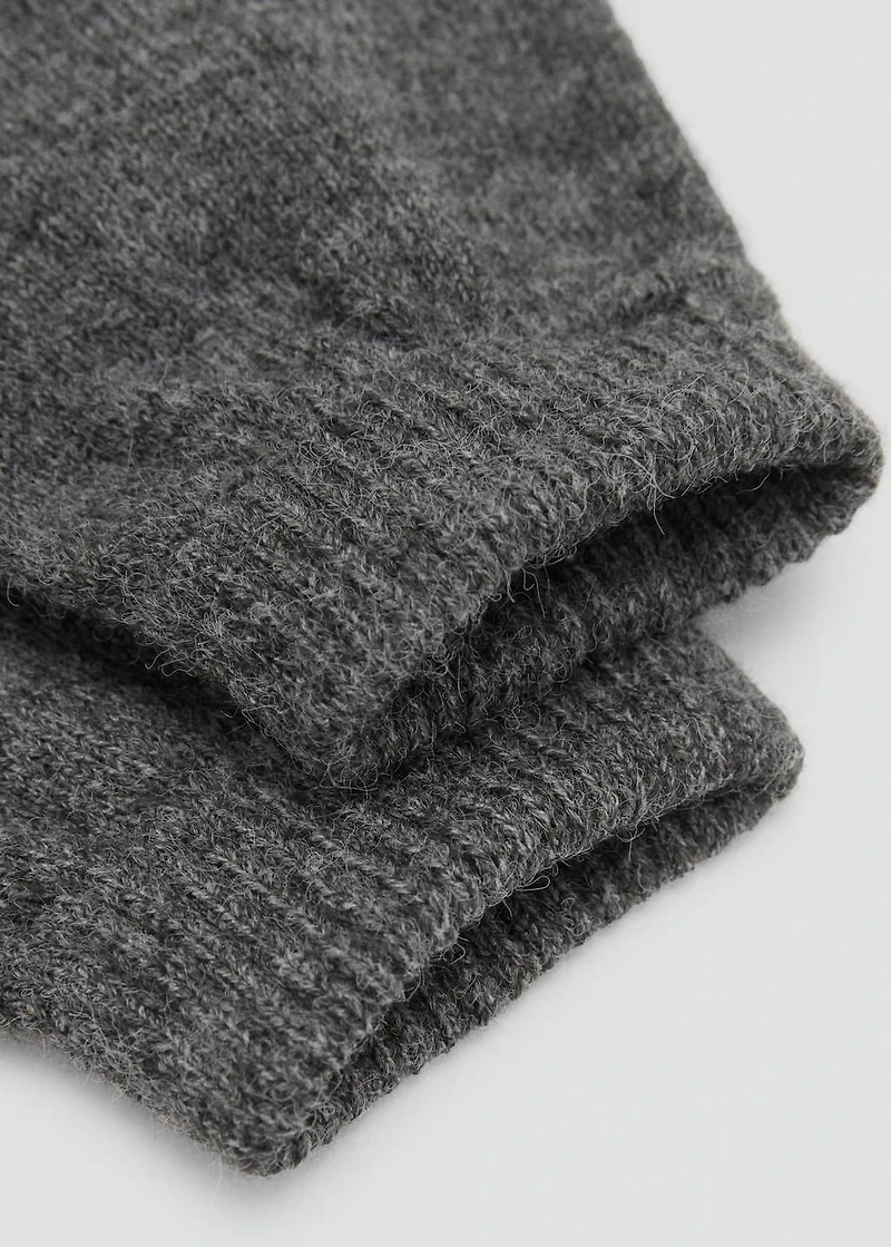 Knitted gloves