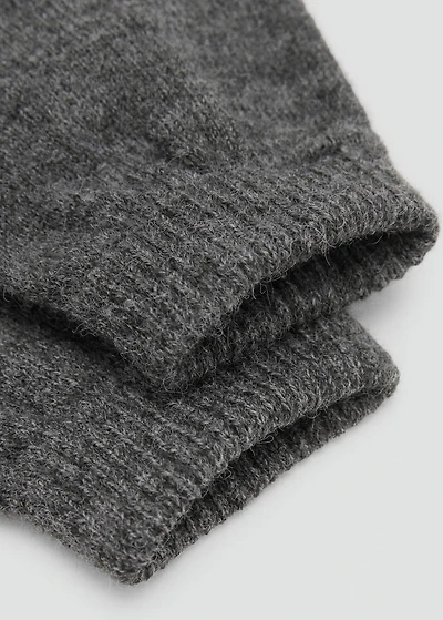 Knitted gloves