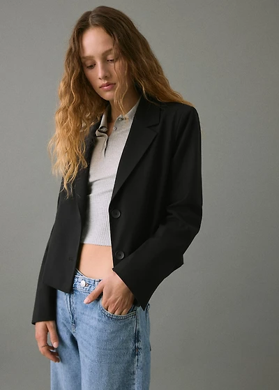 Jacket with short lapels